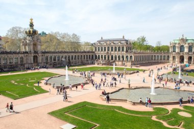 Dresden, Almanya - 20 Nisan 2019: Barok tarzda saray kompleksi Zwinger. Paskalya 2019'da çeşmeler, mimari ve turistler. 