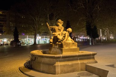 Dresden, Almanya'nın gece şehrinin sokakları ve ışıkları.