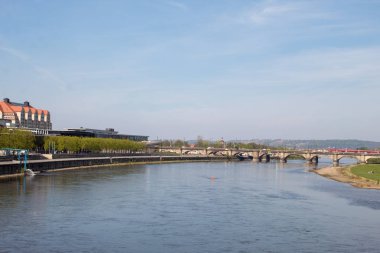 Baharda Elbe Nehri üzerinde Dresden Old Town Panorama, Almanya. 