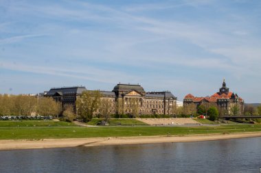 Baharda Elbe Nehri üzerinde Dresden Old Town Panorama, Almanya. 