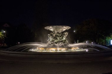 Sokaklar ve ışıklar, yansıma ve Dresden, Almanya gece şehrinin parlaklık.