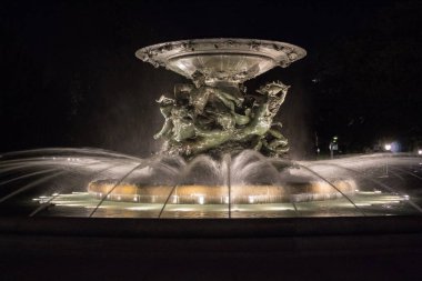 Sokaklar ve ışıklar, yansıma ve Dresden, Almanya gece şehrinin parlaklık.