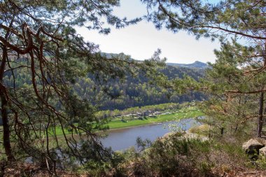 Sakson İsviçre - Almanya ana cazibe. Güneşli bir bahar gününde Bir Alman kasabası, kumlu kayalıklar ve Elbe Nehri manzaralı Bastei manzarası