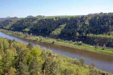 Sakson İsviçre - Almanya ana cazibe. Güneşli bir bahar gününde Bir Alman kasabası, kumlu kayalıklar ve Elbe Nehri manzaralı Bastei manzarası