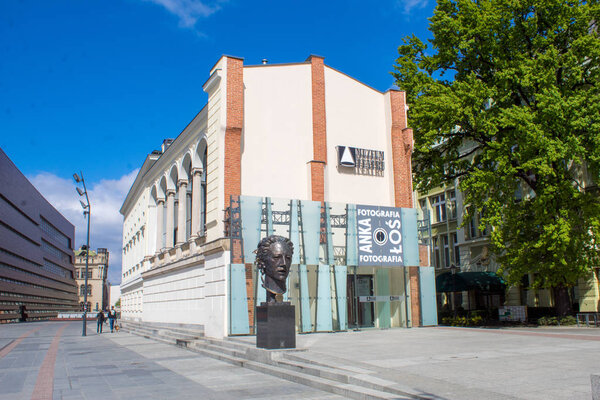 Вроцлав / Польша - 22 апреля 2019 года: Архитектура, достопримечательности, транспорт и люди в красивом весеннем историческом польском городе
.