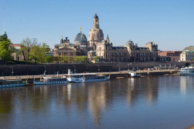 Baharda Elbe Nehri üzerinde Dresden Old Town Panorama, Almanya. 