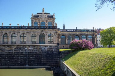 Dresden Zwinger Sarayı ünlü bir Alman dönüm noktası, bahar zamanı. 