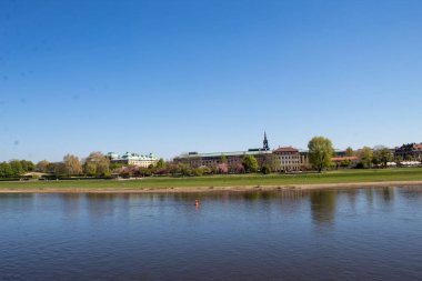 Baharda Elbe Nehri üzerinde Dresden Old Town Panorama, Almanya. 
