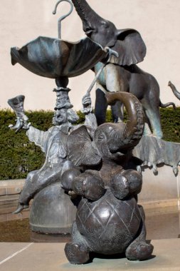 Dresden, Almanya - 21 Nisan 2019: İlkbahar güneşli gününde palyaço ve eğitimli fillerile çok şirin çeşmeler seti.