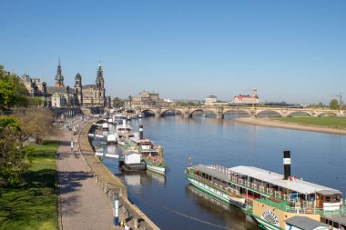 Dresden, Almanya - 21 Nisan 2019: Güneşli bir Paskalya gününde Barok ve Art Nouveau tarzında güzel mimari başyapıtları olan sokaklar.