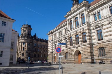 Dresden, Almanya - 21 Nisan 2019: Güneşli bir Paskalya gününde Barok ve Art Nouveau tarzında güzel mimari başyapıtları olan sokaklar.