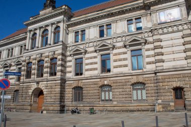 Dresden, Almanya - 21 Nisan 2019: Güneşli bir Paskalya gününde Barok ve Art Nouveau tarzında güzel mimari başyapıtları olan sokaklar.