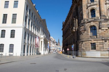 Dresden, Almanya - 21 Nisan 2019: Güneşli bir Paskalya gününde Barok ve Art Nouveau tarzında güzel mimari başyapıtları olan sokaklar.