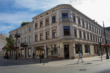 Lodz, Polonya - 09 Temmuz 2019: Yaz gününde Polonya şehri Lodz'un ana tarihi caddesi Piotrkowska'nın manzarası.