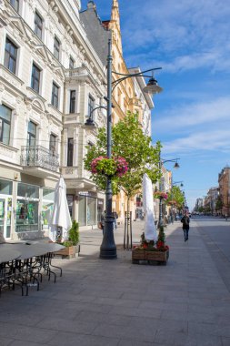 Lodz, Polonya - 09 Temmuz 2019: Yaz gününde Polonya şehri Lodz'un ana tarihi caddesi Piotrkowska'nın manzarası.