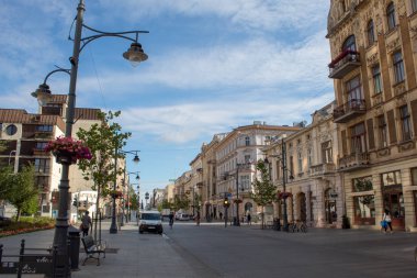 Lodz, Polonya - 09 Temmuz 2019: Yaz gününde Polonya şehri Lodz'un ana tarihi caddesi Piotrkowska'nın manzarası.