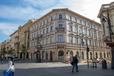Lodz, Polonya - 09 Temmuz 2019: Yaz gününde Polonya şehri Lodz'un ana tarihi caddesi Piotrkowska'nın manzarası.