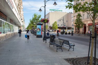 Lodz, Polonya - 09 Temmuz 2019: Yaz gününde Polonya şehri Lodz'un ana tarihi caddesi Piotrkowska'nın manzarası.