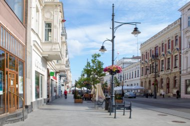 Lodz, Polonya - 09 Temmuz 2019: Yaz gününde Polonya şehri Lodz'un ana tarihi caddesi Piotrkowska'nın manzarası.