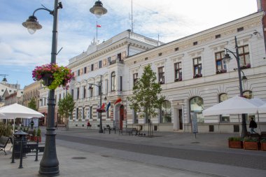 Lodz, Polonya - 09 Temmuz 2019: Yaz gününde Polonya şehri Lodz'un ana tarihi caddesi Piotrkowska'nın manzarası.