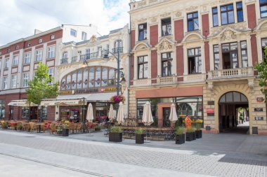 Lodz, Polonya - 09 Temmuz 2019: Yaz gününde Polonya şehri Lodz'un ana tarihi caddesi Piotrkowska'nın manzarası.