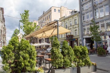 Lodz, Polonya - 09 Temmuz 2019: Yaz gününde Polonya şehri Lodz'un ana tarihi caddesi Piotrkowska'nın manzarası.