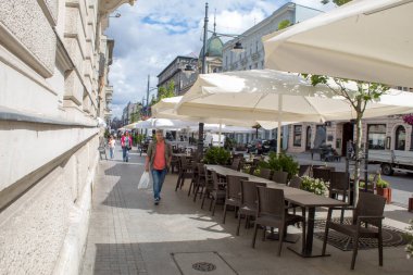 Lodz, Polonya - 09 Temmuz 2019: Yaz gününde Polonya şehri Lodz'un ana tarihi caddesi Piotrkowska'nın manzarası.