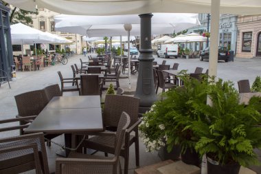 Lodz, Polonya - 09 Temmuz 2019: Yaz gününde Polonya şehri Lodz'un ana tarihi caddesi Piotrkowska'nın manzarası.