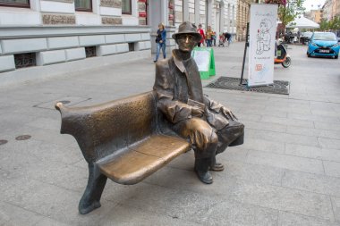 Lodz, Polonya - 09 Temmuz 2019: Yağmurlu bir yaz gününde tarihi evleri ile Polonya'nın Lodz şehrinin güzel tarihi merkezi sokak.