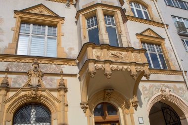 Bir yaz güneşli bir günde mavi gökyüzüne karşı Avrupa şehirlerinin güzel restore antik binaların parçaları.