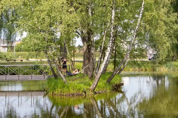 Paisaje Verde Pintoresco Lago Verde Entre Bosque Con Una Isla — Foto de Stock