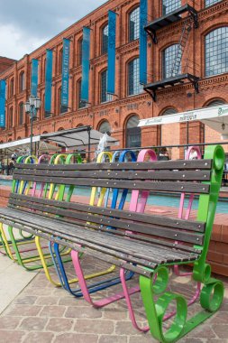 Lodz/ Polonya - 17 Ağustos 2019: Lodz şehrinin ana alışveriş ve eğlence merkezi 