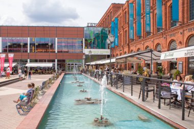 Lodz/ Polonya - 17 Ağustos 2019: Lodz şehrinin ana alışveriş ve eğlence merkezi 