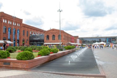 Lodz/ Polonya - 17 Ağustos 2019: Lodz şehrinin ana alışveriş ve eğlence merkezi 