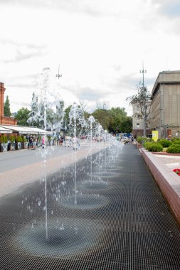 Lodz/ Polonya - 17 Ağustos 2019: Lodz şehrinin ana alışveriş ve eğlence merkezi 