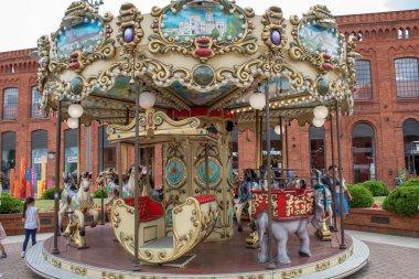 Lodz/ Polonya - 17 Ağustos 2019: Lodz şehrinin ana alışveriş ve eğlence merkezi 