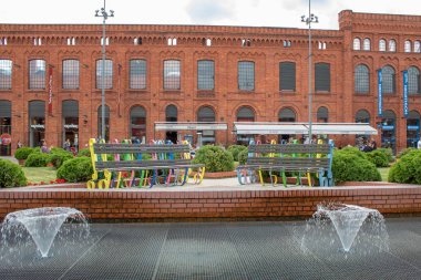 Lodz/ Polonya - 17 Ağustos 2019: Lodz şehrinin ana alışveriş ve eğlence merkezi 