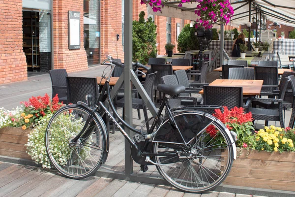 Paisagem Urbana Brilhante Com Bicicletas Café Flores Florescentes — Fotografia de Stock