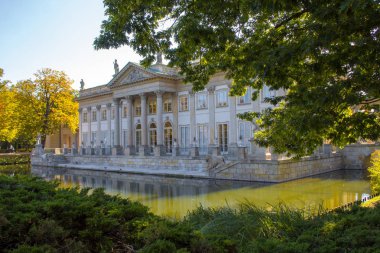 Varşova, Polonya - 22 Eylül 2019: Lazenkovsky Sarayı, bahçeler, sera, lüks odalar ve sanat koleksiyonu ile 18..