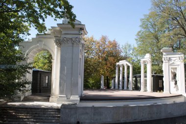 Varşova/ Polonya - 22 Eylül 2019: Lazienki Kraliyet Amfitiyatrosu, bu tür diğer Avrupa yapılarından sıyrılıyor. Antik kalıntıların motifini açık bir