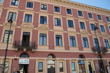 Varşova/ Polonya - 22 Eylül 2019: Savaştan sonra restore edilen Varşova Eski Kenti, Varşova'nın en ünlü turistik yerlerinden biri olan Varşova'nın en eski tarihi bölgesidir..