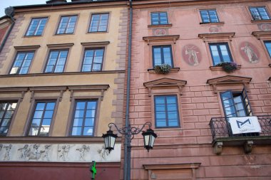 Varşova/ Polonya - 22 Eylül 2019: Savaştan sonra restore edilen Varşova Eski Kenti, Varşova'nın en ünlü turistik yerlerinden biri olan Varşova'nın en eski tarihi bölgesidir..