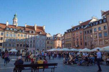 Varşova/ Polonya - 22 Eylül 2019: Savaştan sonra restore edilen Varşova Eski Kenti, Varşova'nın en ünlü turistik yerlerinden biri olan Varşova'nın en eski tarihi bölgesidir..