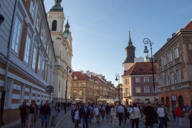 Varşova/ Polonya - 22 Eylül 2019: Savaştan sonra restore edilen Varşova Eski Kenti, Varşova'nın en ünlü turistik yerlerinden biri olan Varşova'nın en eski tarihi bölgesidir..