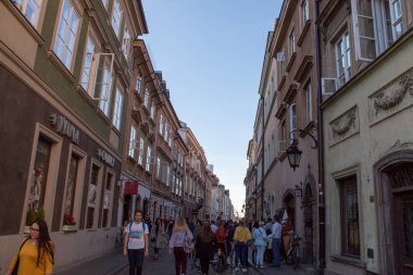 Varşova/ Polonya - 22 Eylül 2019: Savaştan sonra restore edilen Varşova Eski Kenti, Varşova'nın en ünlü turistik yerlerinden biri olan Varşova'nın en eski tarihi bölgesidir..