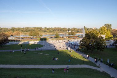 Varşova/ Polonya - 22 Eylül 2019: Polonya'nın başkenti Varşova'daki Çeşmeler Multimedya Parkı'nın görünümü. 