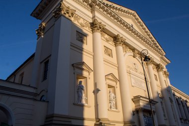 Varşova/ Polonya - 22 Eylül 2019: Cumhurbaşkanlığı Sarayı, 1643'ten beri Krakowskie Przedmiecie sitesinde yer alan bir binanın zarif klasikçi son halidir.. 