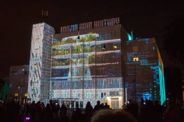 Lodz/ Polonya - 28 Eylül 2019: Ix World Light Move Festival Avrupa'nın en büyük festivallerinden biridir (binalarda aydınlatma, 2d / 3d ekranları veya aydınlatma enstalasyonları, sergiler, etkinlikler, müzik)