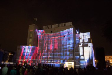 Lodz/ Polonya - 28 Eylül 2019: Ix World Light Move Festival Avrupa'nın en büyük festivallerinden biridir (binalarda aydınlatma, 2d / 3d ekranları veya aydınlatma enstalasyonları, sergiler, etkinlikler, müzik)