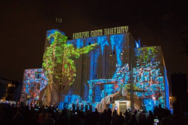 Lodz/ Polonya - 28 Eylül 2019: Ix World Light Move Festival Avrupa'nın en büyük festivallerinden biridir (binalarda aydınlatma, 2d / 3d ekranları veya aydınlatma enstalasyonları, sergiler, etkinlikler, müzik)
